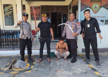 Personel Polsek Banda Sakti mengamankan salah satu anggota geng motor Segerombolan Pencari Syetan (GPS) di Desa Uteun Bayi, Kecamatan Banda Sakti, Kota Lhokseumawe, Sabtu (19/8/2023) sekira pukul 15.00 WIB. FOTO/HAI/Azhari