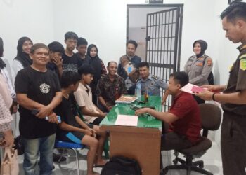 Polres Lhokseumawe melimpahkan 5 tersangka geng motor beserta barang bukti (tahap II) ke pihak Kejaksaan Negeri Lhokseumawe, Selasa (22/8/2023). FOTO/For HARIANACEH.co.id