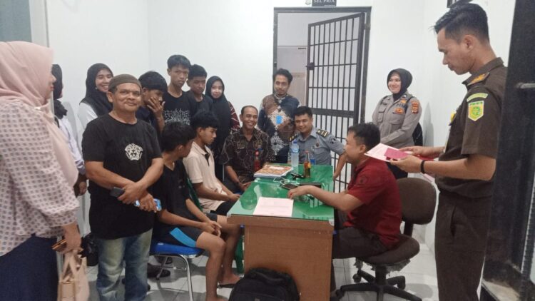 Polres Lhokseumawe melimpahkan 5 tersangka geng motor beserta barang bukti (tahap II) ke pihak Kejaksaan Negeri Lhokseumawe, Selasa (22/8/2023). FOTO/For HARIANACEH.co.id
