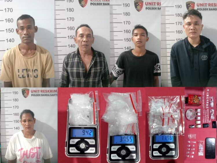 Lima tersangka pengedar sabu-sabu, berinisial SF (48), SR (42), MS (32), MI (18) dan TA (29) berhasil di tangkap di wilayah kota Lhokseumawe. FOTO/HA/Azhari HO Polsek Banda Sakti. Ⓒ Hak Cipta Foto di atas dikembalikan sesungguhnya kepada Pemilik Foto