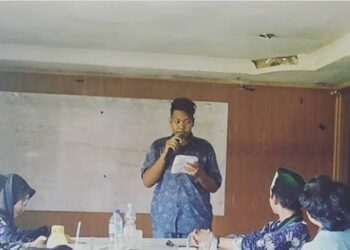 Aktivis Lingkungan asal Aceh Selatan, Rahmad Adrian (tengah). FOTO/Dok. Pribadi. Ⓒ Hak Cipta Foto di atas dikembalikan sesungguhnya kepada Pemilik Foto