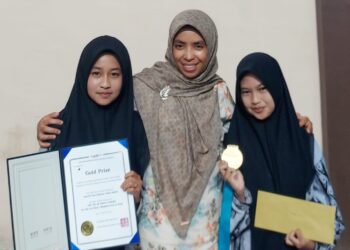 Nazwa Mutia (Kiri) dan Naysilla Putri Rizqhita (Kanan) bersama pembimbing Hellyda Fitri, S.Pd (tengah). FOTO/Dok. Humas Disdik Aceh