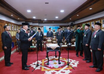 Pj Gubernur Aceh Achmad Marzuki melantik dua direksi Bank Aceh, diantaranya Direktur Operasional dan DIrektur Kepatuhan yang dilaksanakan pada Selasa (08/08/2023) di Kantor Gubernur Aceh, Banda Aceh. FOTO/Dok. Humas BAS