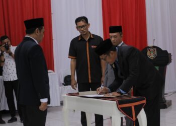 Pj Bupati Gayo Lues Alhudri Saat Melantik Komisioner Komisi Independen Pemilihan kip Kabupaten Gayo Lues Kamis 4 Agustus 2023. FOTO/Humas Pemkab Gayo Lues