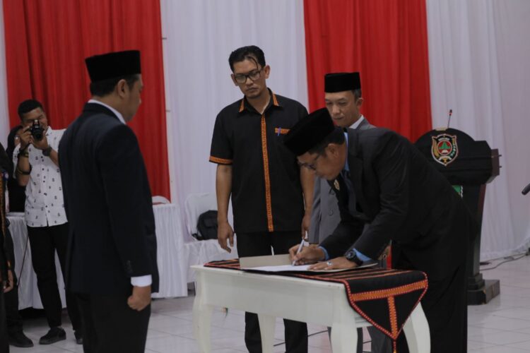 Pj Bupati Gayo Lues Alhudri Saat Melantik Komisioner Komisi Independen Pemilihan kip Kabupaten Gayo Lues Kamis 4 Agustus 2023. FOTO/Humas Pemkab Gayo Lues