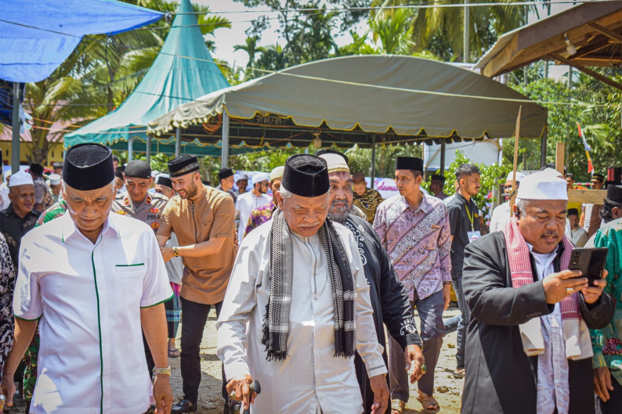 DR. H. Tarmizi A.Karim bersama Abu Manan Blang Jruen menghadiri acara peletakan batu pertama pembangunan Masjid Baitul Mukhlsin di Gampong Matang Munyee, Kec. Syamtalira Aron, Aceh Utara (09/08/2023). FOTO/HAI/Jais Rambong DR. H. Tarmizi A.Karim bersama Abu Manan Blang Jruen menghadiri acara peletakan batu pertama pembangunan Masjid Baitul Mukhlsin di Gampong Matang Munyee, Kec. Syamtalira Aron, Aceh Utara (09/08/2023). FOTO/HAI/Jais Rambong