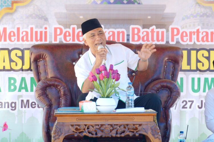 DR. H. Tarmizi A.Karim memberikan tausiyah singkat di acara Peletakan Batu Pertama Masjid Baitul Mukhlsin di Gampong Matang Munyee, Kec. Syamtalira Aron, Aceh Utara (09/08/2023). FOTO/HAI/Jais Rambong