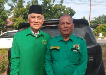 Caleq DPR RI, Dapil Aceh 2, Dr. H. Tarmizi A.Karim bersama Ketua DPC PPP Aceh Tamiang, Azhari Rahmad di sela-sela silaturahmi dengan pengurus dan anggota partai. FOTO/HAI/Jais Rambong. Ⓒ Hak Cipta Foto di atas dikembalikan sesungguhnya kepada Pemilik Foto