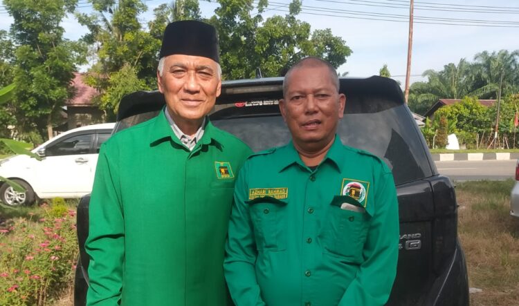 Caleq DPR RI, Dapil Aceh 2, Dr. H. Tarmizi A.Karim bersama Ketua DPC PPP Aceh Tamiang, Azhari Rahmad di sela-sela silaturahmi dengan pengurus dan anggota partai. FOTO/HAI/Jais Rambong. Ⓒ Hak Cipta Foto di atas dikembalikan sesungguhnya kepada Pemilik Foto