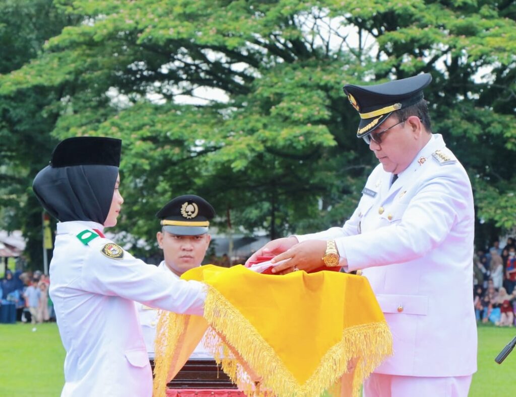 Pj Bupati Aceh Barat Mahdi Efendi saat jadi pemimpin upacara bendera HUT RI Ke-78, FOTO/HAI/Biro Meulaboh