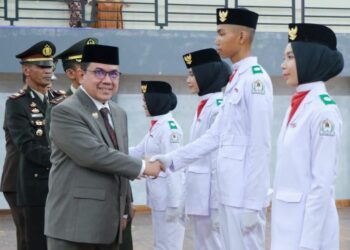 Pj Bupati Mahdi Kukuhkan 50 Peserta Paskibra Aceh Barat