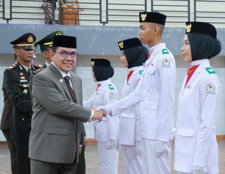 Pj Bupati Mahdi Kukuhkan 50 Peserta Paskibra Aceh Barat