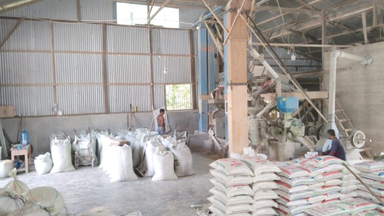 Sejumlah pekerja tengah melakukan proses pengemasan produksi beras dengan merk dagang DJ yang berada di Desa Lhang, Kecamatan Setia, Kabupaten Aceh Barat Daya. FOTO/Dok. BAS. Ⓒ Hak Cipta Foto di atas dikembalikan sesungguhnya kepada Pemilik Foto