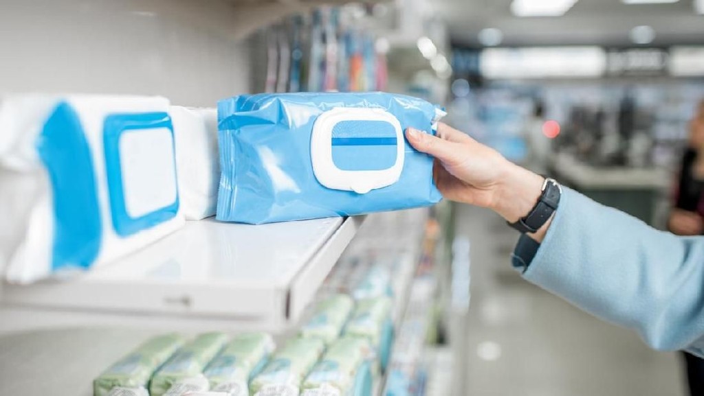 Ⓒ Hak cipta foto di atas dikembalikan sesungguhnya kepada sang pemilik foto Tisu basah yang mudah dan praktis dibawa kemana-mana. FOTO/iStock Photo. Ⓒ Hak Cipta Foto di atas dikembalikan sesungguhnya kepada Pemilik Foto