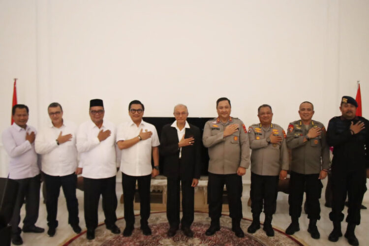 Kapolda Aceh Irjen Achmad Kartiko bersilaturahmi ke Wali Nanggroe Aceh Tengku Malik Mahmud Al Haytar di Meuligoe Wali Nanggroe, Kabupaten Aceh Besar, Selasa, 10 Oktober 2023. FOTO/Net. Ⓒ Hak cipta foto di atas dikembalikan sesungguhnya kepada pemilik foto