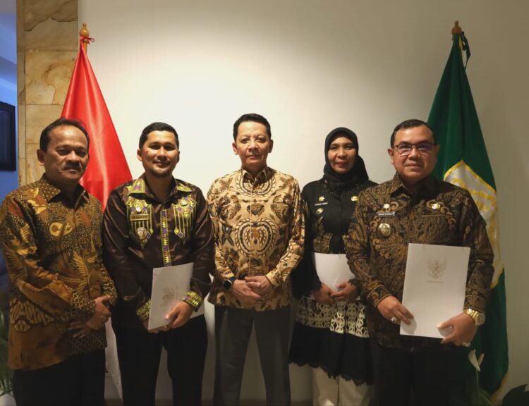 Achmad Marzuki Serahkan SK Perpanjangan Pj Bupati Aceh Tenggara, Nagan Raya dan Aceh Barat
