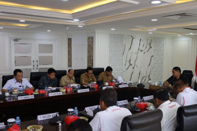 Menteri Pemuda dan Olahraga (Menpora) Dito Ariotedjo menyambut baik kehadiran Penjabat Gubernur Aceh Achmad Marzuki, Penjabat Gubernur Sumatera Utara (Sumut) Hassanudin, dan Ketua Umum Komite Olahraga Nasional Indonesia (KONI) Pusat Marciano Norman beserta jajarannya di Kementerian Pemuda dan Olahraga (Kemenpora), Jakarta, Selasa (10/10/2023). FOTO/Net. Ⓒ Hak cipta foto di atas dikembalikan sesungguhnya kepada pemilik foto