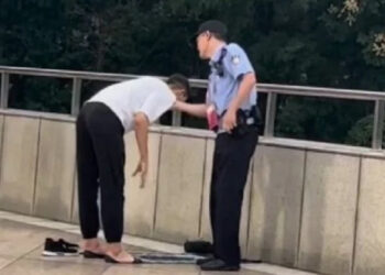 Viral sebuah video suporter Uzbekistan diganggu polisi China saat menunaikan shalat di even Asian Games 2022. FOTO/Tangkapan Layar. Ⓒ Hak cipta foto di atas dikembalikan sesungguhnya kepada pemilik foto