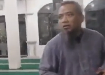 Tangkapan Layar seorang Pria berjanggut mengamuk di Masjid Al Ikhlas Palm Spring Jambangan Gara-gara Lihat Rebana di Dalam Masjid. FOTO/Tangkapan Layar. Ⓒ Hak cipta foto di atas dikembalikan sesungguhnya kepada pemilik foto