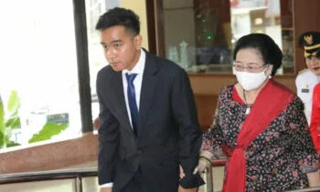 Wali Kota Surakarta, Gibran Rakabuming Raka berjalan bersama Ketua Umum PDI Perjuangan, Megawati Sukarnoputri. FOTO/Net. Ⓒ Hak cipta foto di atas dikembalikan sesungguhnya kepada pemilik foto