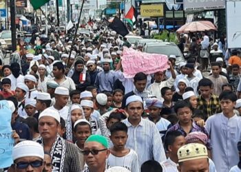 Ribuan masyarakat Kabupaten Mandailing Natal (Madina) yang tergabung dalam Forum Ukhuwah Islamiah bersama Ketua DPRD Madina, Minggu sore( 29/10/2023) turun ke jalan mendukung perjuangan bangsa Palestina untuk merdeka dan mengutuk keras perlakuan biadab teroris Israel. FOTO/Net. Ⓒ Hak cipta foto di atas dikembalikan sesungguhnya kepada pemilik foto