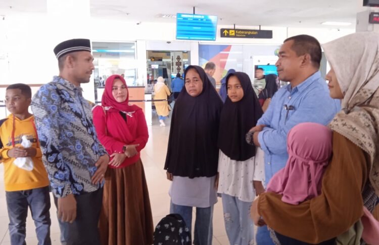 Teuku Riefky Berangkatkan Tiga Pasien Bocor Jantung Berobat ke Jakarta