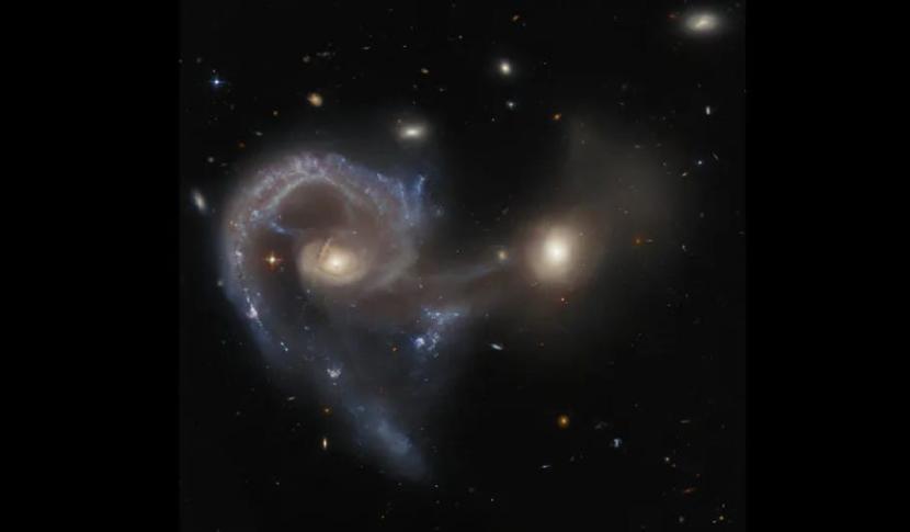 Hubble Space Telescope Captures Spectacular Collision of Arp 107 Galaxies