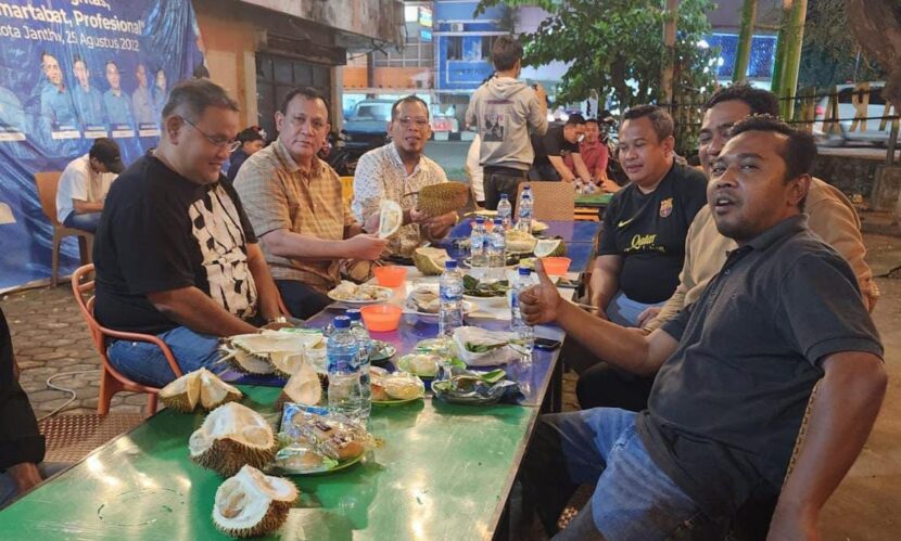Ketua Komisi Pemberantasan Korupsi (KPK) Firli Bahuri sedang menyantap buah durian bersama para pengurus JMSI Pusat Teguh Santosa dan Pengurus JMSI Provinsi Aceh Akhiruddin Mahyuddin dan Hendro Saki di warung kopi (warkop) yang juga menjadi Sekretariat Bersama (Sekber) para Jurnalis dan Wartawan di Kota Banda Aceh pada Kamis (9/11/2023) malam. FOTO/Net. Ⓒ Hak cipta foto di atas dikembalikan sesungguhnya kepada pemilik foto