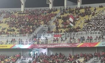 Bendera Palestina Berkibar di Tengah Riuh dan Meriahnya Pembukaan Piala Dunia U-17 2023