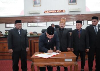 DPRK Aceh Besar menyetujui dan mengesahkan Qanun Tentang Pajak Daerah dan Retribusi Daerah dalam Sidang Paripurna DPRK Aceh Besar di Gedung DPRK Aceh Besar, Selasa (28/11/2023) sore. FOTO/Dok. Diskominfo Aceh Besar. Ⓒ Hak cipta foto di atas dikembalikan sesungguhnya kepada pemilik foto