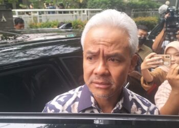 Calon Presiden Ganjar Pranowo Merasa wajahnya seperti hantu karena tidak ada yang mengajak dirinya untuk foto bersama. Terlihat Ganjar turun dari kendaraan roda empat. FOTO/Net. Ⓒ Hak cipta foto di atas dikembalikan sesungguhnya kepada pemilik foto