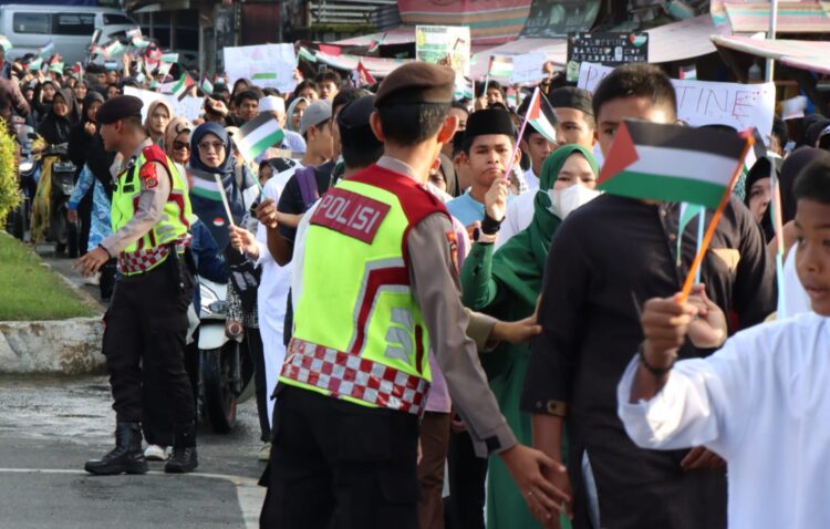 Personel Polres Simeulue Polda Aceh mengamankan kegiatan masyarakat, yaitu Pawai Bela Palestina yang diselenggarakan oleh Komite Nasional untuk Rakyat Palestina (KNRP) di Desa Air Dingin, Kecamatan Simeulue Timur, Sabtu (11/11/2023). FOTO/Net. Ⓒ Hak cipta foto di atas dikembalikan sesungguhnya kepada pemilik foto