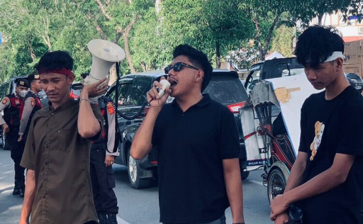 IMP Seuramo Meukah saat melakukan aksi demonstrasi di depan Kantor Walikota Banda Aceh. FOTO/Dok. IMP Seuramoe Meukah. Ⓒ Hak cipta foto di atas dikembalikan sesungguhnya kepada pemilik foto