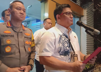 Direktur Reserse Kriminal Khusus (Reskrimsus) Polda Metro Jaya Kombes Ade Safri Simanjuntak saat press conference menetapkan Ketua Komisi Pemberantasan Korupsi (KPK), Firli Bahuri sebagai tersangka, Rabu malam (22/11/2023) di Mapolda Metro Jaya. FOTO/Net. Ⓒ Hak cipta foto di atas dikembalikan sesungguhnya kepada pemilik foto