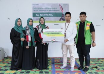 Perkumpulan Istri Karyawan Bank Aceh Syariah (PIKABAS) menyerahkan donasi senilai Rp138.600.000 untuk masyarakat Palestina. Donasi diserahkan oleh Rina Muhammad Syah, selaku Ketua Pembina PIKBAS kepada pengurus Yayasan Kesejahteraan Madani (Yakesma) Aceh, di lokasi Pasar UMKM Bank Aceh, di kawasan Lampineung, Jum’at (10/11/2023). FOTO/Dok. BAS. Ⓒ Hak cipta foto di atas dikembalikan sesungguhnya kepada pemilik foto