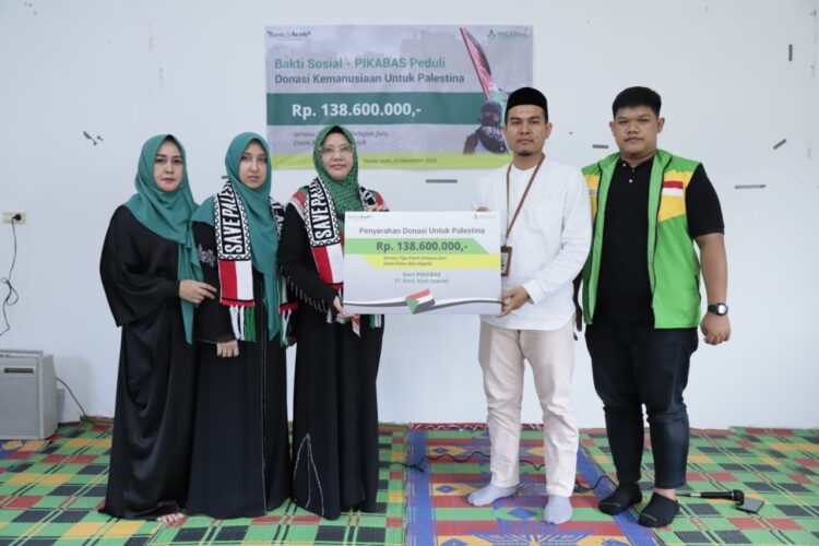 Perkumpulan Istri Karyawan Bank Aceh Syariah (PIKABAS) menyerahkan donasi senilai Rp138.600.000 untuk masyarakat Palestina. Donasi diserahkan oleh Rina Muhammad Syah, selaku Ketua Pembina PIKBAS kepada pengurus Yayasan Kesejahteraan Madani (Yakesma) Aceh, di lokasi Pasar UMKM Bank Aceh, di kawasan Lampineung, Jum’at (10/11/2023). FOTO/Dok. BAS. Ⓒ Hak cipta foto di atas dikembalikan sesungguhnya kepada pemilik foto