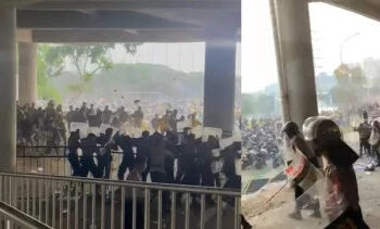 Ricuh! Suporter Gresik United dan Deltras FC Melawan Polisi di Stadion Gelora Joko Samudro Gresik