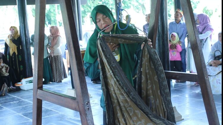 Kesenian Mengayun Anak Aceh Singkil Pikat Penonton di PKA-8 Aceh