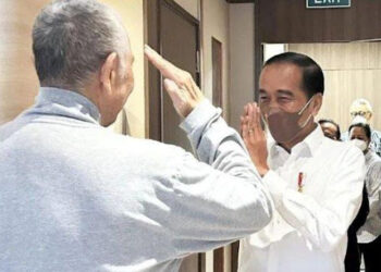 Saat Luhut Beri Salam Hormat ke Jokowi, Rambut Memutih dan Perawatan di Singapura Jadi Pilihan Bijak