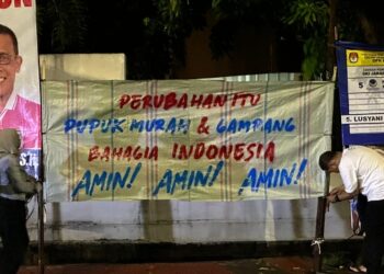 Spanduk Rakyat Dukung AMIN Berbahan Karung: Sederhana tapi Gagasannya Besar