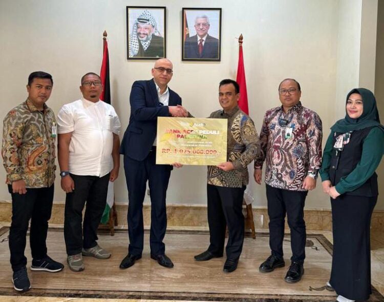 Donasi Peduli Palestina Bank Aceh diserahkan langsung oleh Direktur Utama Bank Aceh Muhammad Syah dan diterima oleh Deputy Ambassador Kedutaan Besar Palestina Mr. Ahmed Metani di Jakarta disaksikan oleh Duta Besar Palestina H. E. Dr. Zuhair Alshun, Senin (27/11/2023). FOTO/Dok. Bank Aceh. Ⓒ Hak cipta foto di atas dikembalikan sesungguhnya kepada pemilik foto