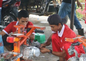 PT Mifa Bersaudara melakukan praktik servis motor injeksi secara gratis kepada para pemuda di sekitar operasional perusahaan, kegiatan tersebut terlaksana berkat kerjasama antara PT Mifa Bersaudara & Balai Pelatihan Vokasi & Produksi (BPVP) Banda Aceh. FOTO/Dok. PT Mifa Bersaudara. Ⓒ Hak cipta foto di atas dikembalikan sesungguhnya kepada pemilik foto
