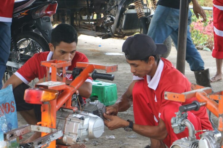 PT Mifa Bersaudara melakukan praktik servis motor injeksi secara gratis kepada para pemuda di sekitar operasional perusahaan, kegiatan tersebut terlaksana berkat kerjasama antara PT Mifa Bersaudara & Balai Pelatihan Vokasi & Produksi (BPVP) Banda Aceh. FOTO/Dok. PT Mifa Bersaudara. Ⓒ Hak cipta foto di atas dikembalikan sesungguhnya kepada pemilik foto