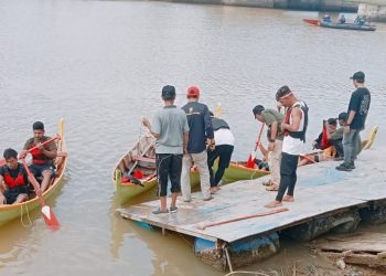 Tim Lomba perahu rakyat dari Aceh Barat tampil memukau pada perayaan Pekan Kebudayaan Aceh (PKA) Ke-8 di Krueng Lamnyong Kota Banda Aceh, Senin (06/11/2023). FOTO/HAI/Iwan. Ⓒ Hak cipta foto di atas dikembalikan sesungguhnya kepada pemilik foto
