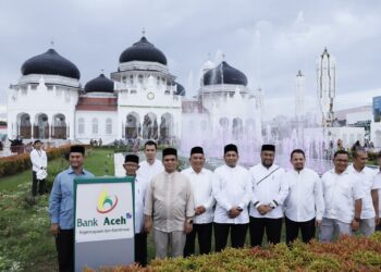 Jajaran Direktur Utama dan Staff Bank Aceh saat meresmikan Air Mancur dan Taman Penyejuk Hati Mesjid Raya Baiturrahman. FOTO/Dok. BAS. Ⓒ Hak cipta foto di atas dikembalikan sesungguhnya kepada pemilik foto