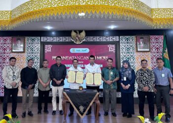 Pj Walikota Banda Aceh, Amiruddin dan Pemimpin Bank Aceh Kantor Cabang Utama Melalkukan Penandatanganan Nota Kesepakatan Pemyelenggaraan Smart City, Jumat (22/12/2023) di Pendopo Walikota Banda Aceh. FOTO/Dok. Bank Aceh Syariah (BAS). Ⓒ Hak cipta foto di atas dikembalikan sesungguhnya kepada pemilik foto