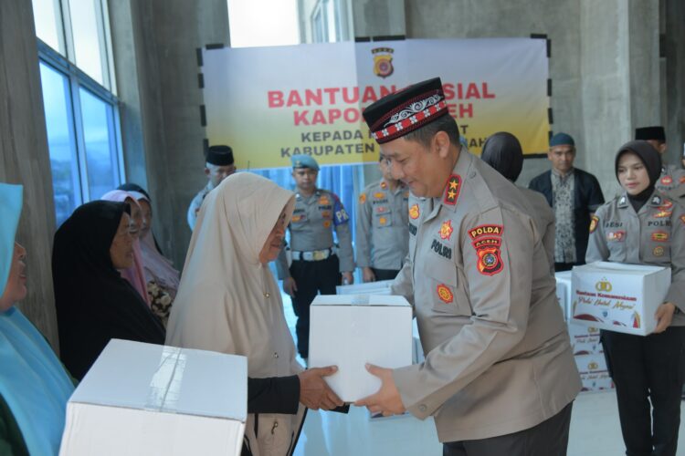 Kapolda Aceh Salurkan Puluhan Paket Bansos ke Masyarakat di Bener Meriah