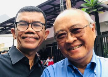 Foto Mantan Direktur Perumahan BRR NAD-Nias, J. Kamal Farza berswafoto bersama Ketua Badan Pelaksana BRR NAD-Nias Alm. Kuntoro Mangkusubroto saat bersama-sama membangun Aceh pasca gempa dan tsunami melanda Aceh di tahun 2004 silam. FOTO/Dok. Pribadi J. Kamal Farza. Ⓒ Hak cipta foto di atas dikembalikan sesungguhnya kepada pemilik foto