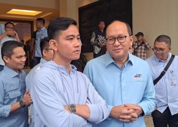 Cawapres nomor urut 2, Gibran Rakabuming Raka (kiri). FOTO/Net. Ⓒ Hak cipta foto di atas dikembalikan sesungguhnya kepada pemilik foto