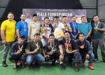 Tim Karang Taruna Badminton Club (KBC) Foto Bersama Setelah Meraih Juara 1. FOTO/HAI/Ziaul Fahmi. Ⓒ Hak cipta foto di atas dikembalikan sesungguhnya kepada pemilik foto